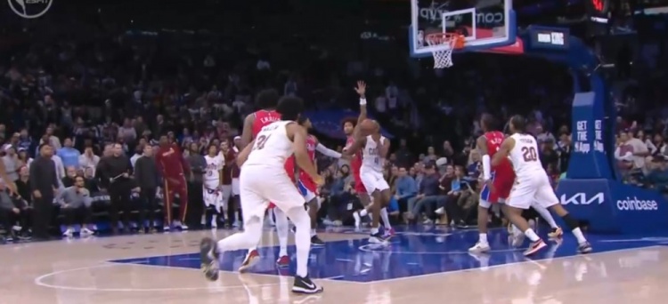 世界杯直播软件下载-关键判罚！莫布里上篮造成乌布雷犯规 76人挑战失败